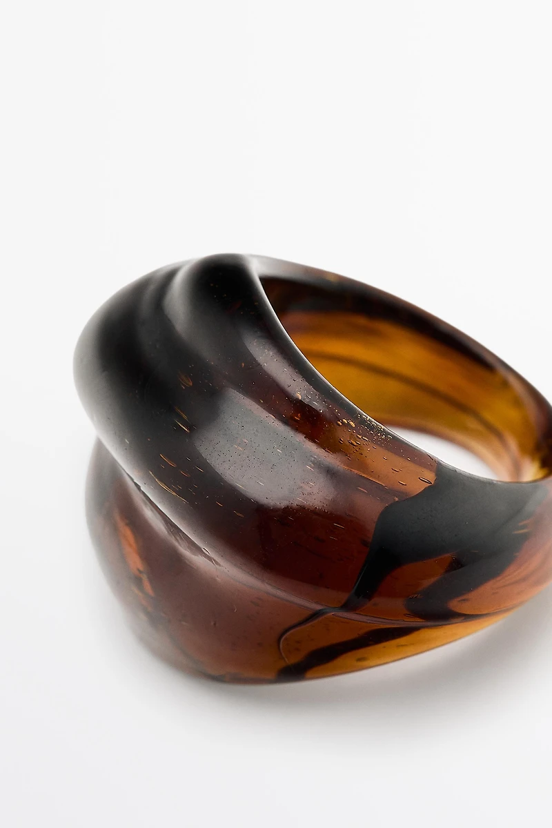 Bague ronde en verre volumineuse