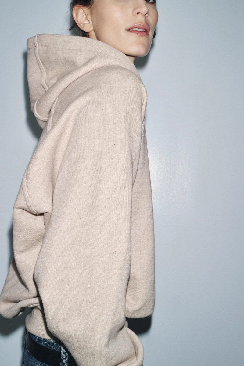 HOODED SWEATSHIRT