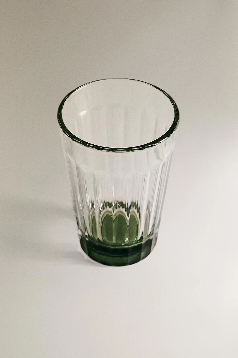 RAISED GLASS TUMBLER WITH A COLORED BASE