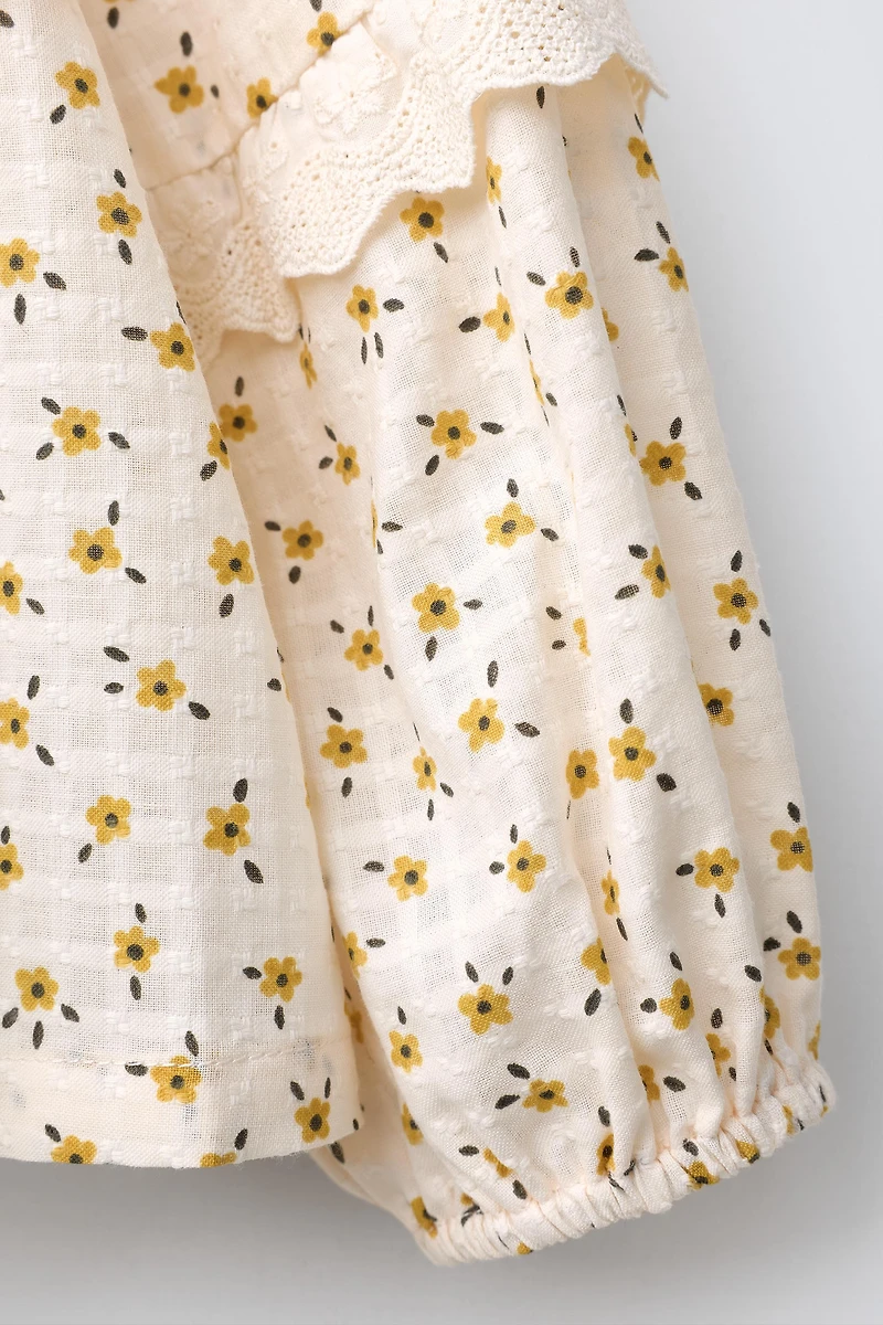 FLORAL LACE RUFFLE BLOUSE