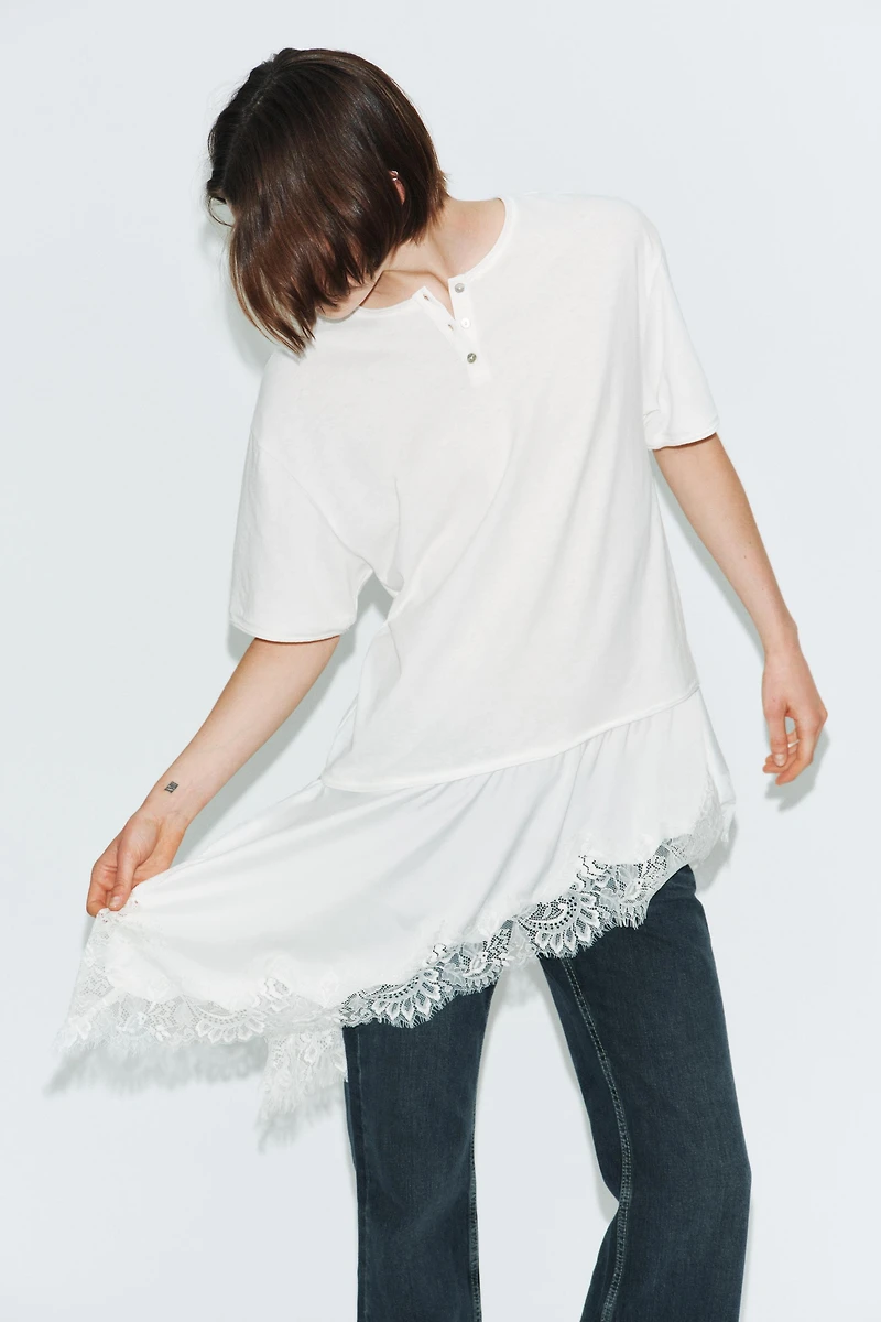 T-SHIRT EN MATIÈRES VARIÉES ET DENTELLE À COL TUNISIEN