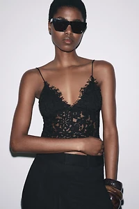 EMBROIDERED CROPPED TOP
