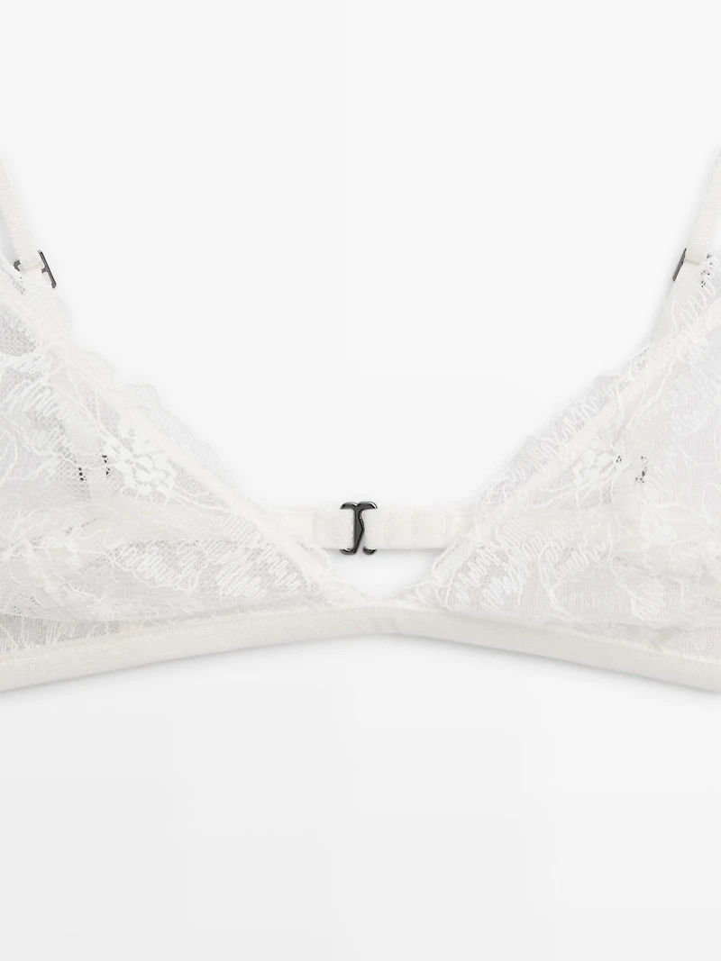 Lace bralette with scalloped details