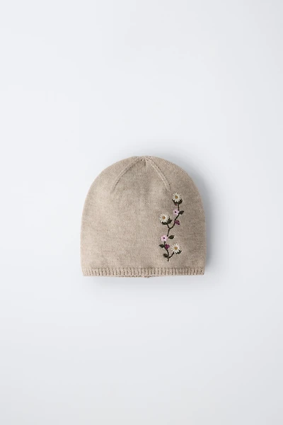 BONNET EN MAILLE À FLEURS BRODÉES