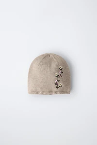 BONNET EN MAILLE À FLEURS BRODÉES