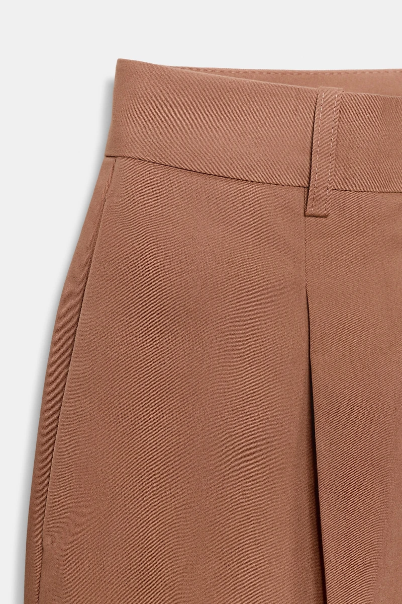 PLEATED STRAIGHT LEG PANTS