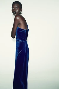 ROBE MI-LONGUE ASYMÉTRIQUE EN VELOURS