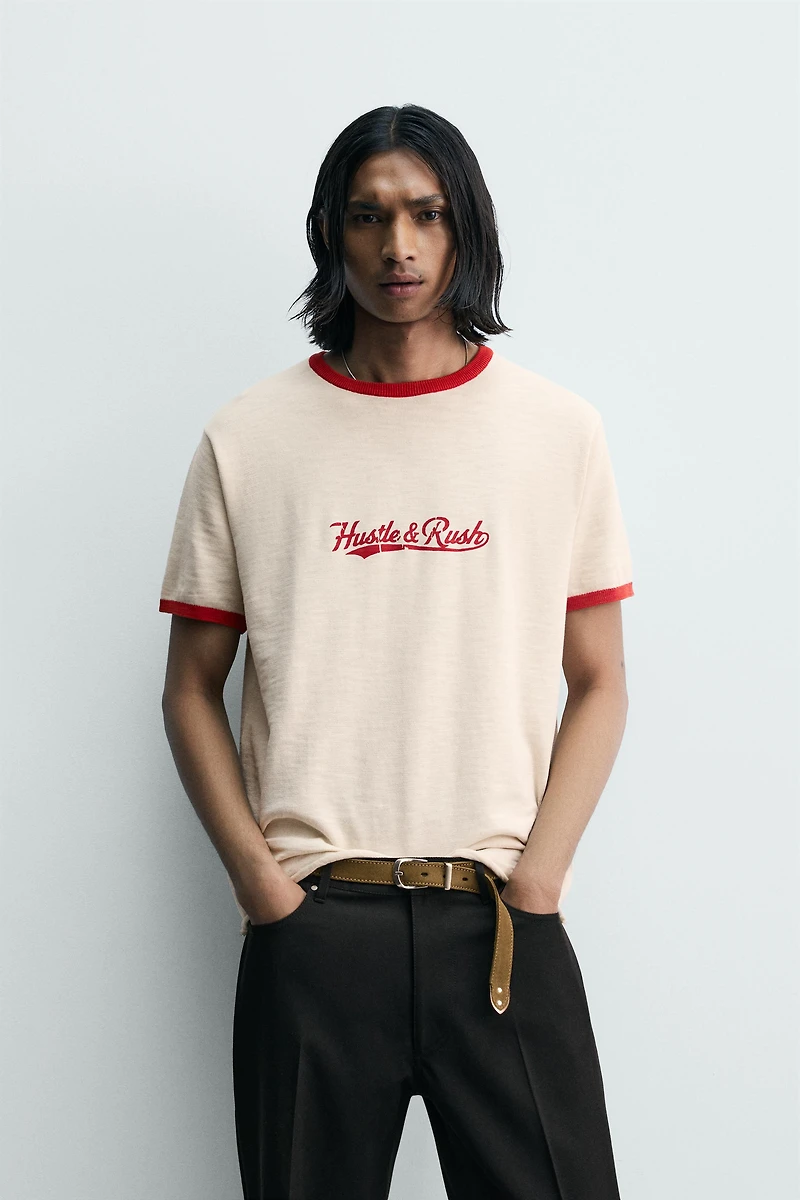 T-SHIRT EN MAILLE CONTRASTE AVEC INSCRIPTION