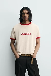 T-SHIRT EN MAILLE CONTRASTE AVEC INSCRIPTION
