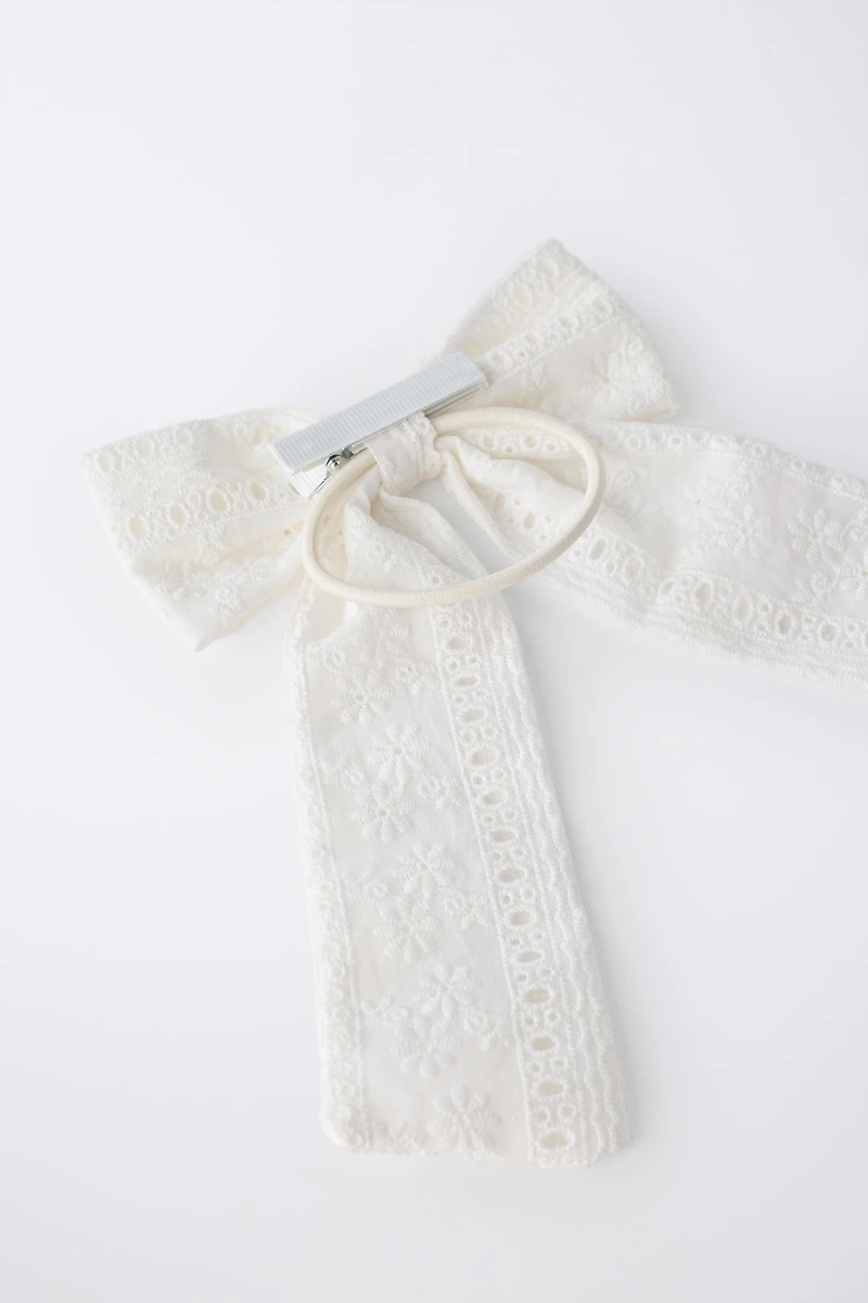 CUT-OUT BOW ELASTIC AND CLIP