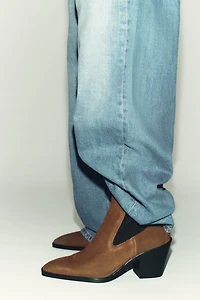 BOTTINES À TALONS EN CROÛTE DE CUIR
