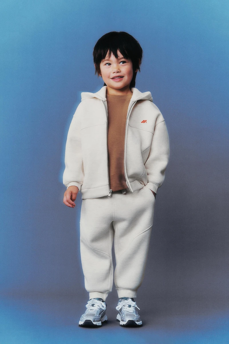 SWEAT ZIPPÉ LOGO EN RELIEF