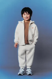 SWEAT ZIPPÉ LOGO EN RELIEF