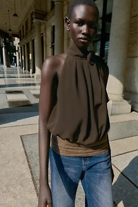 TOP À ENCOLURE AMÉRICAINE ET NŒUD