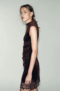 ROBE EN VELOURS ET DENTELLE