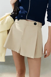PLEATED BUTTON SHORTS
