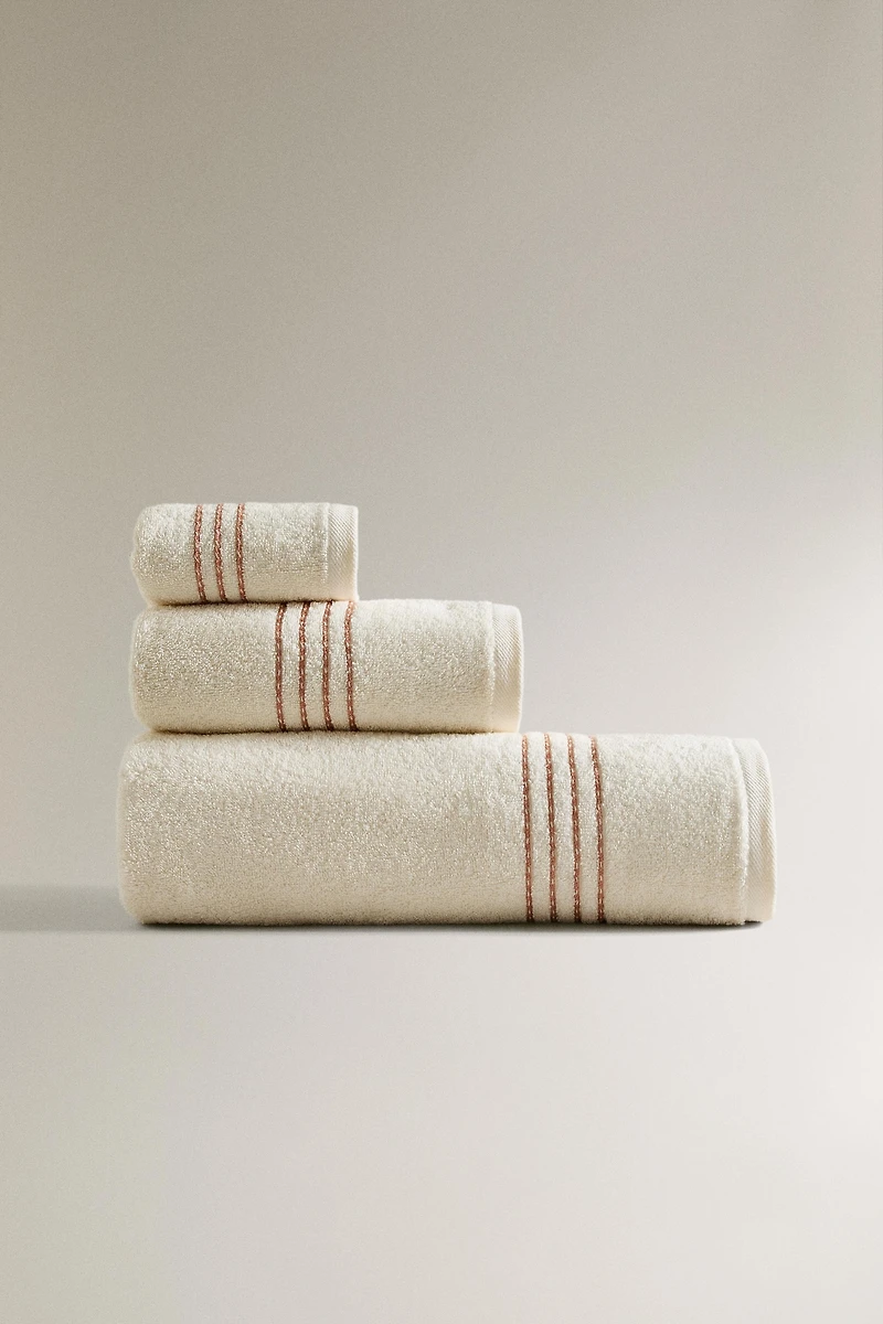BATH TOWEL WITH CONTRASTING PIPING