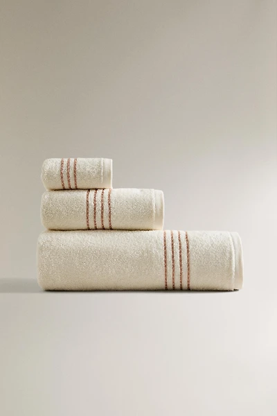 BATH TOWEL WITH CONTRASTING PIPING