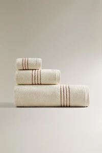 BATH TOWEL WITH CONTRASTING PIPING