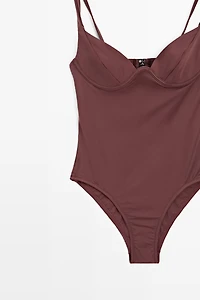Swimsuit with underwire and wide straps