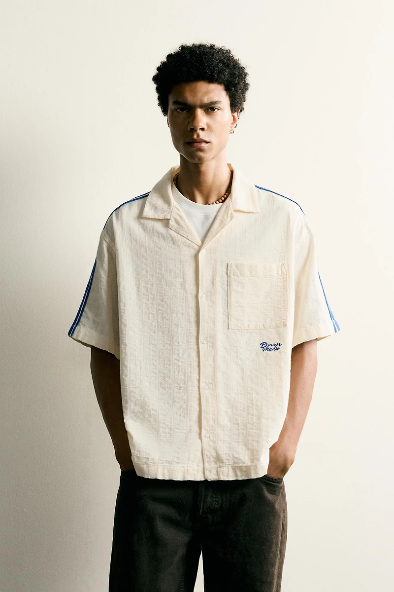 CHEMISE À BANDES AVEC BRODERIE EN CONTRASTE