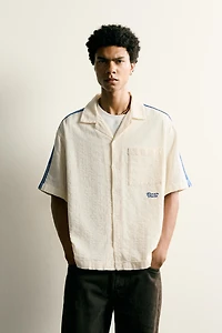 CHEMISE À BANDES AVEC BRODERIE EN CONTRASTE