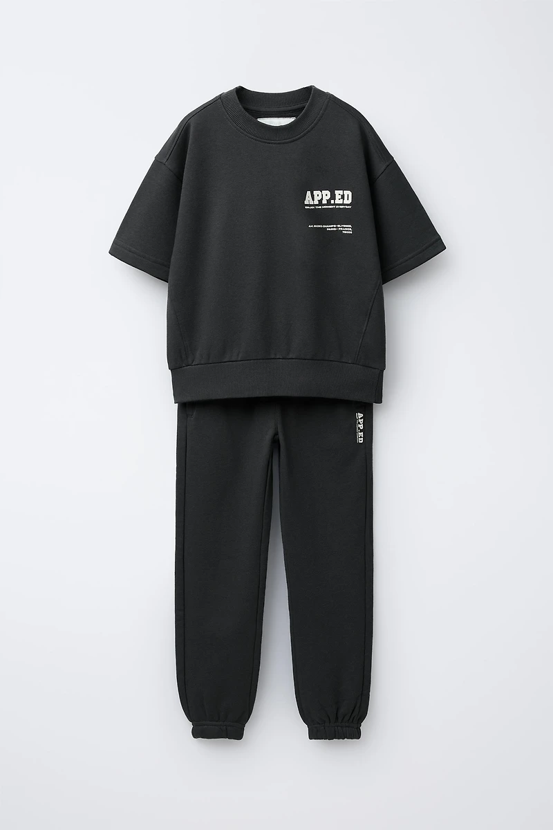 SHORT SLEEVE SWEATSHIRT AND JOGGER PANTS SET TEXT