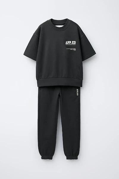 SHORT SLEEVE SWEATSHIRT AND JOGGER PANTS SET TEXT