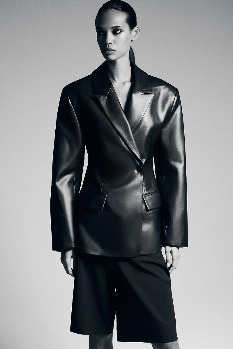 FITTED FAUX LEATHER BLAZER