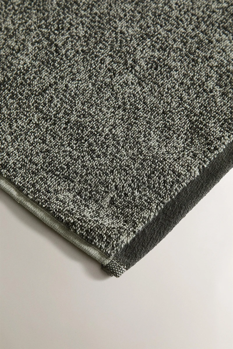BATH TOWEL WITH A MELANGE-EFFECT