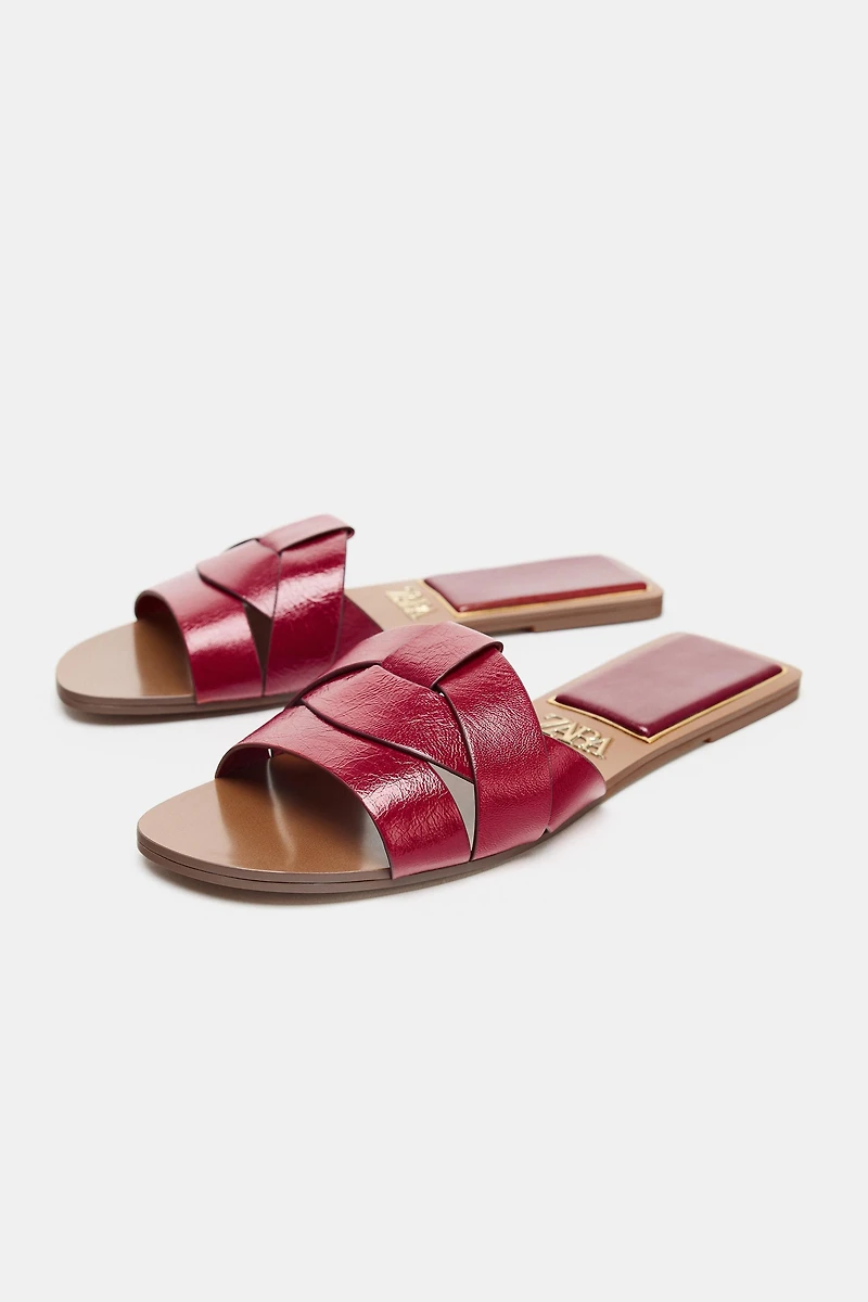 FLAT CROSSED LEATHER SANDALS