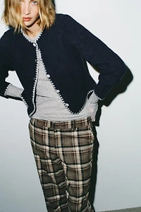 GILET EN MAILLE BRODERIES CONTRASTE