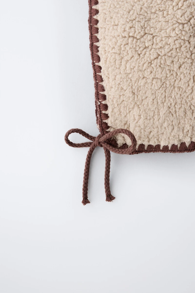 SHEARLING BONNET WITH CONTRAST PIPING