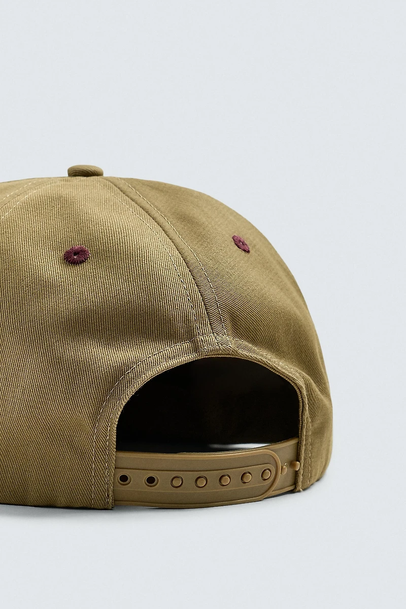 CASQUETTE VISIÈRE PLATE BRODÉE