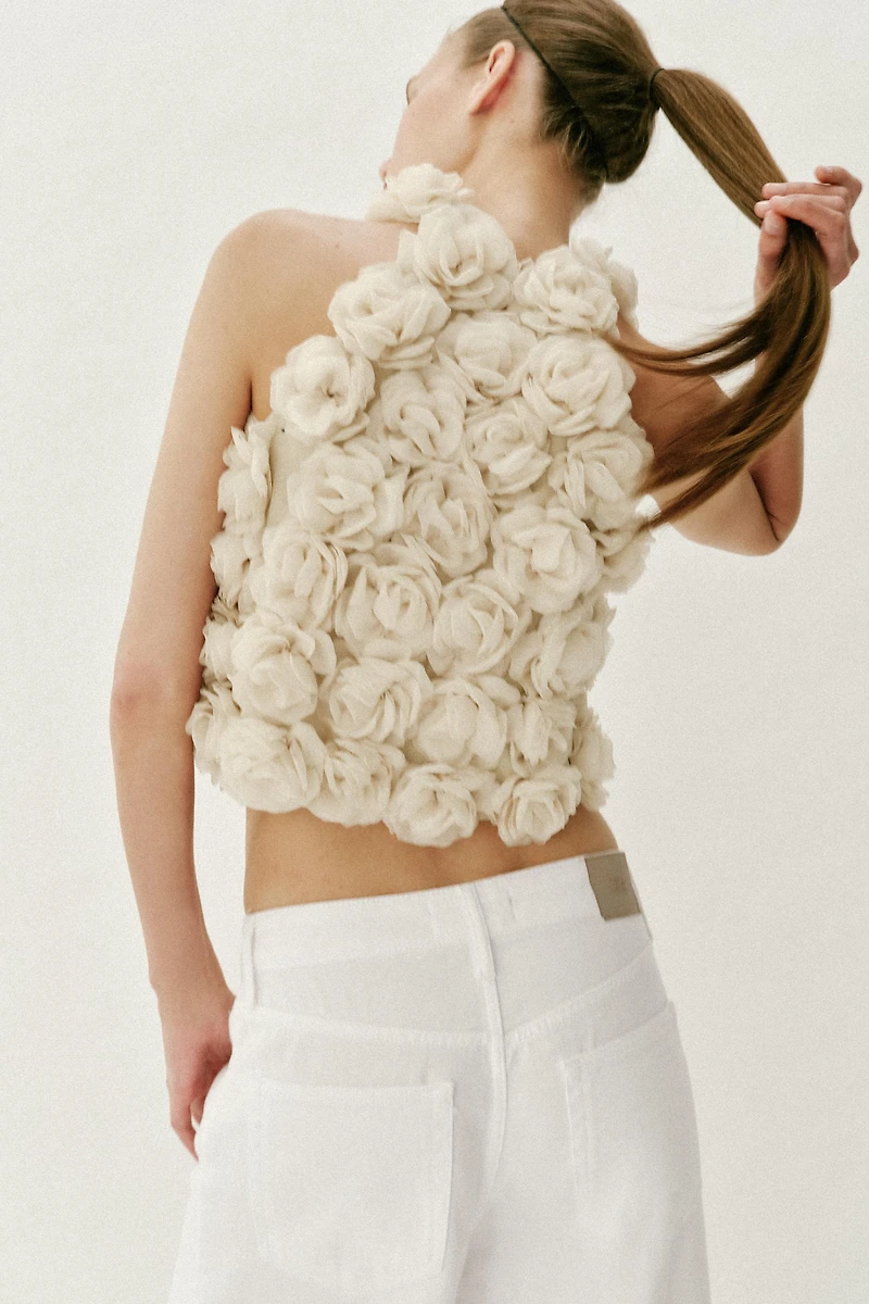 TOP HALTER EN MAILLE STRUCTURÉE FLEURIE