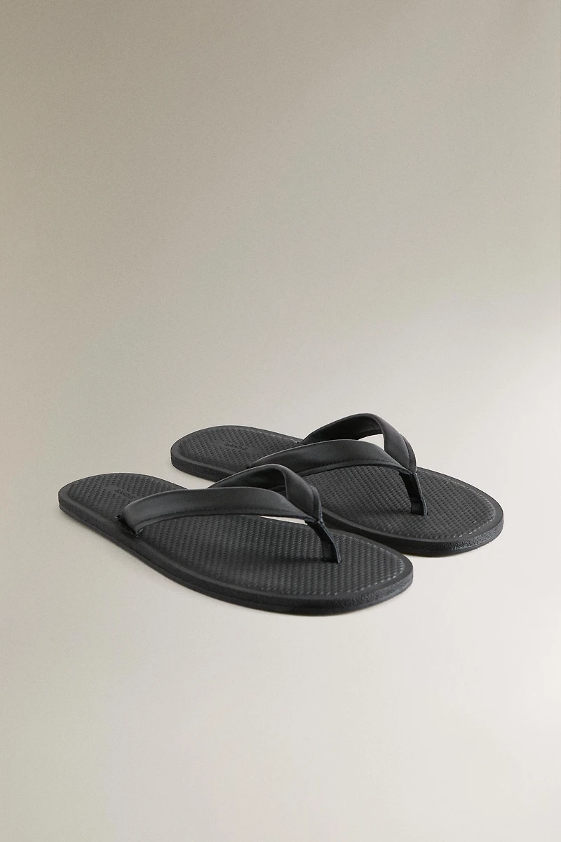 LEATHER TOE-STRAP SANDALS