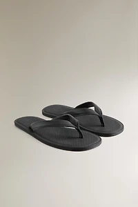 LEATHER TOE-STRAP SANDALS