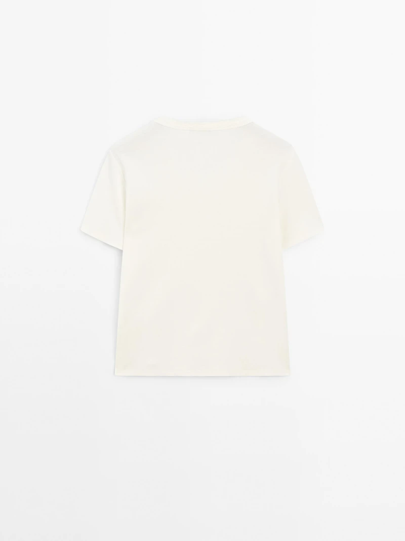 T-shirt with frayed collar