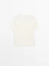 T-shirt with frayed collar