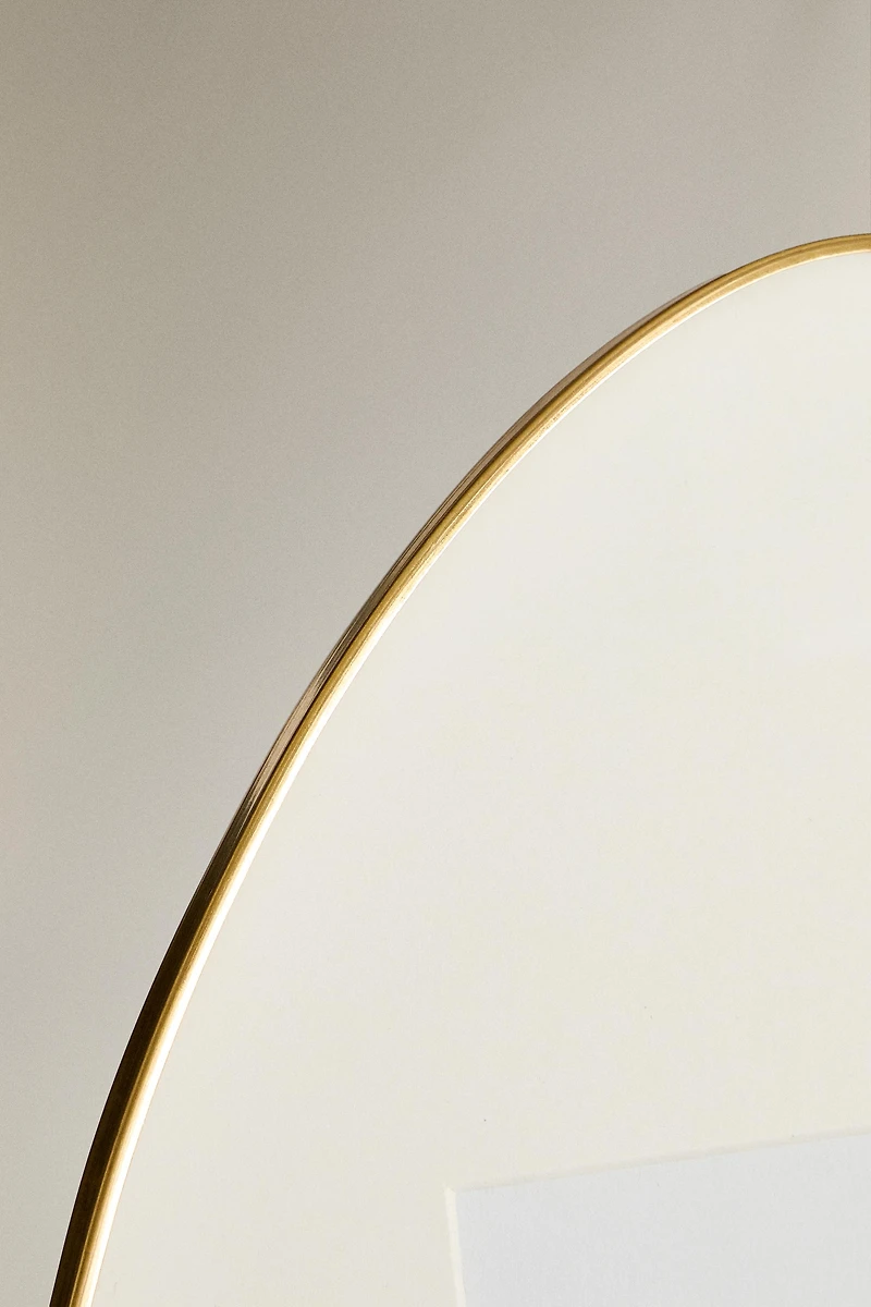 IRREGULAR-SHAPED PICTURE FRAME