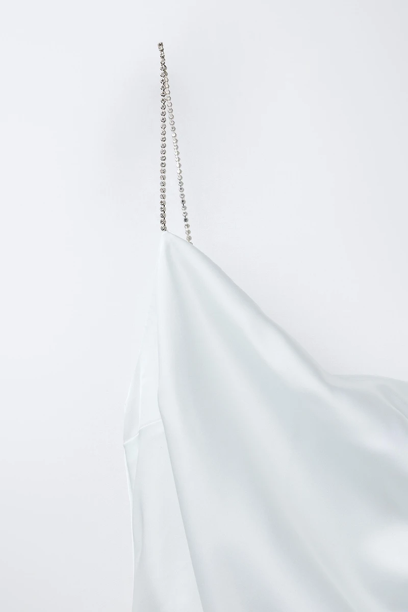 ROBE ASYMÉTRIQUE SATINÉE À BRETELLES STRASS