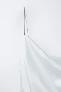 ROBE ASYMÉTRIQUE SATINÉE À BRETELLES STRASS