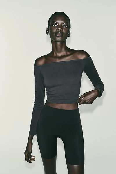 T-SHIRT ÉPAULES DÉNUDEES