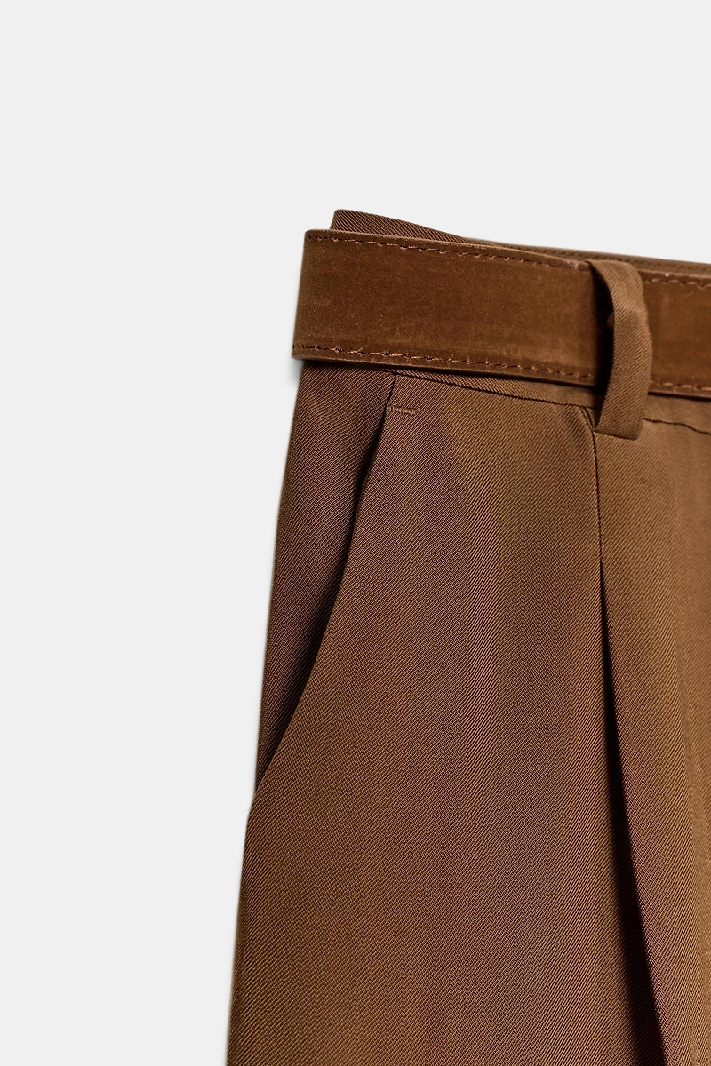 PANTALON À PINCES AVEC CEINTURE