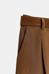 PANTALON À PINCES AVEC CEINTURE