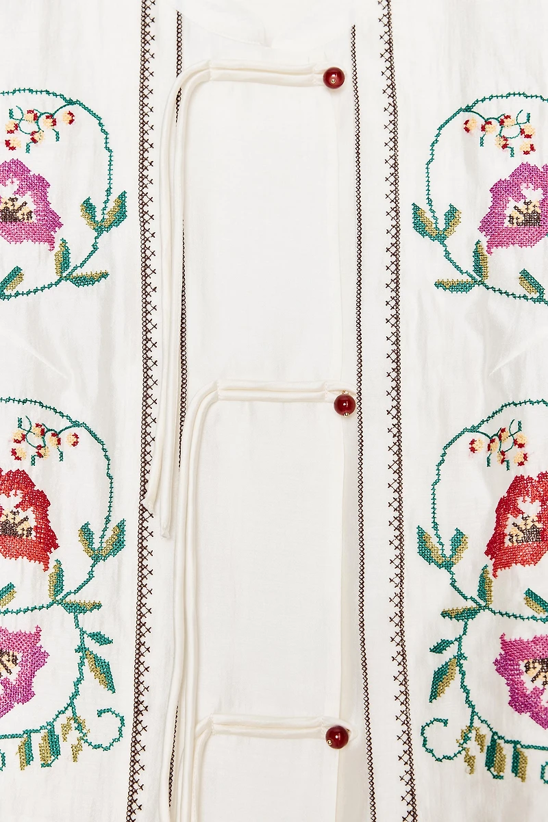 FLORAL EMBROIDERED TOP