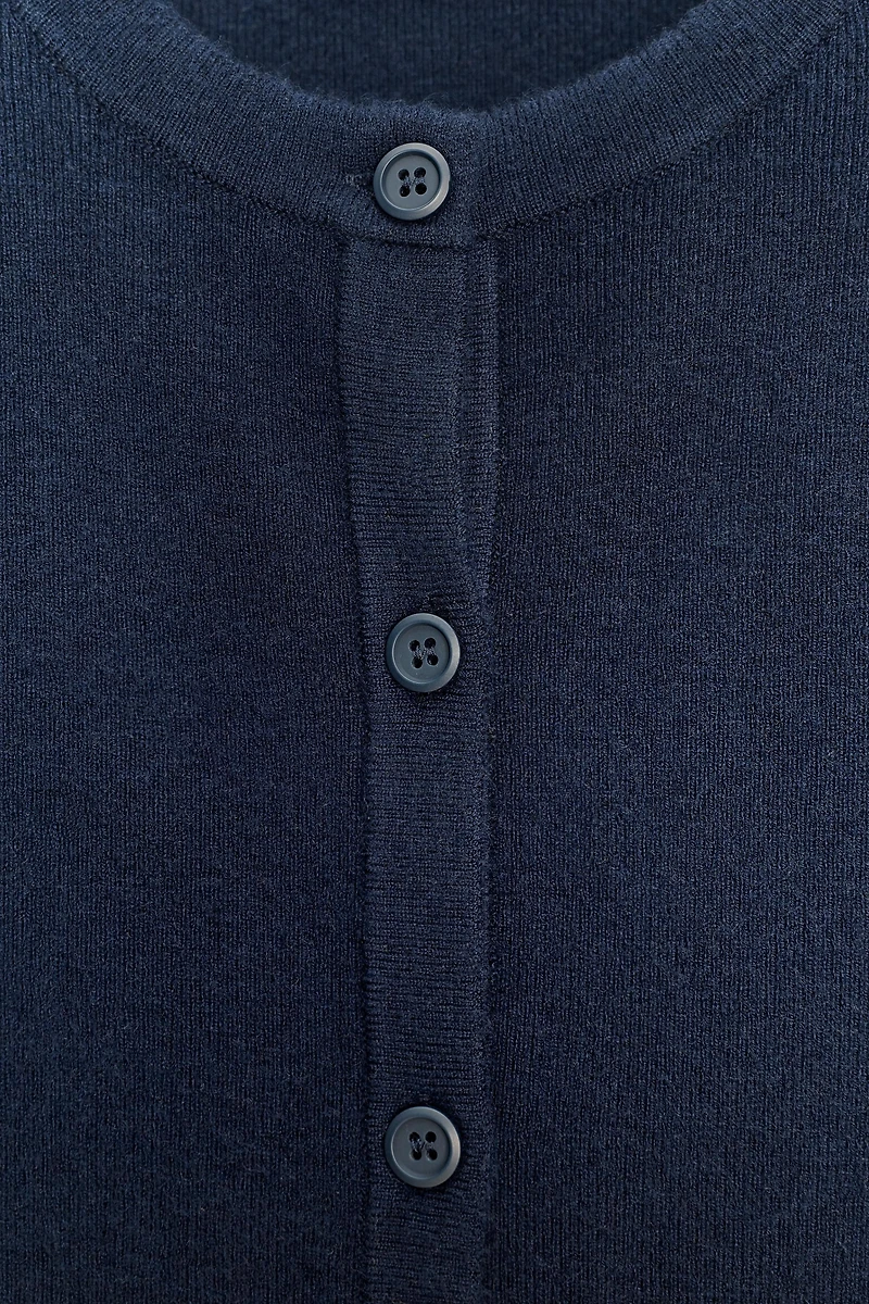 GILET BASIQUE EN MAILLE À BOUTONS