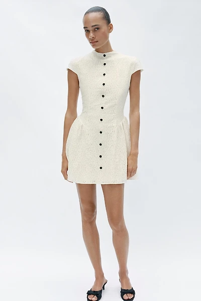 ROBE COURTE EN DENTELLE À BOUTONS CONTRASTE