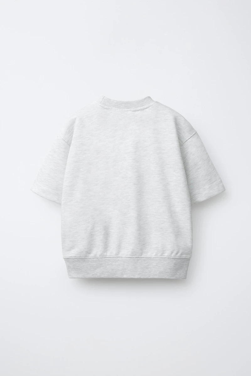 SWEAT MANCHES COURTES INSCRIPTION EN RELIEF