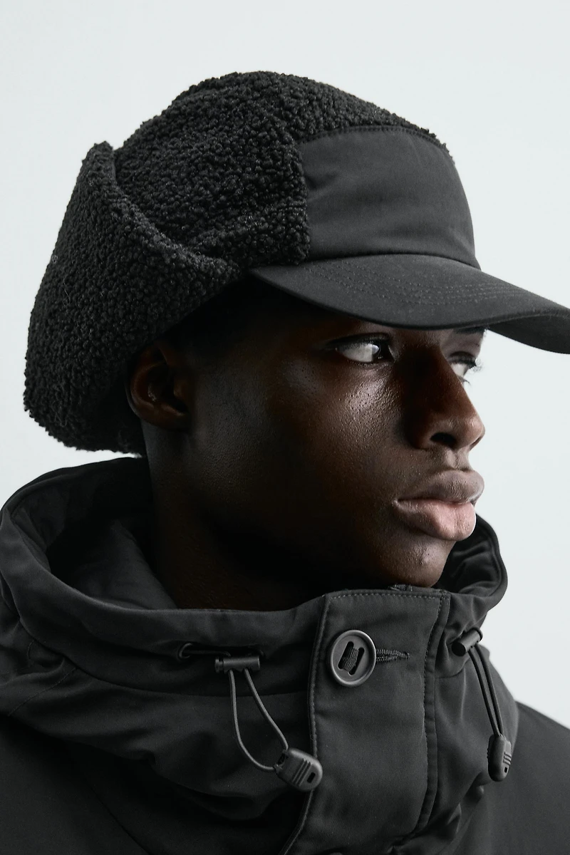 CASQUETTE TECHNIQUE AVEC CACHE-OREILLES